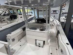 Robalo R270