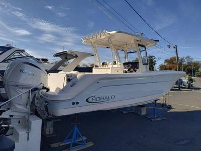 Robalo R302 Center Console