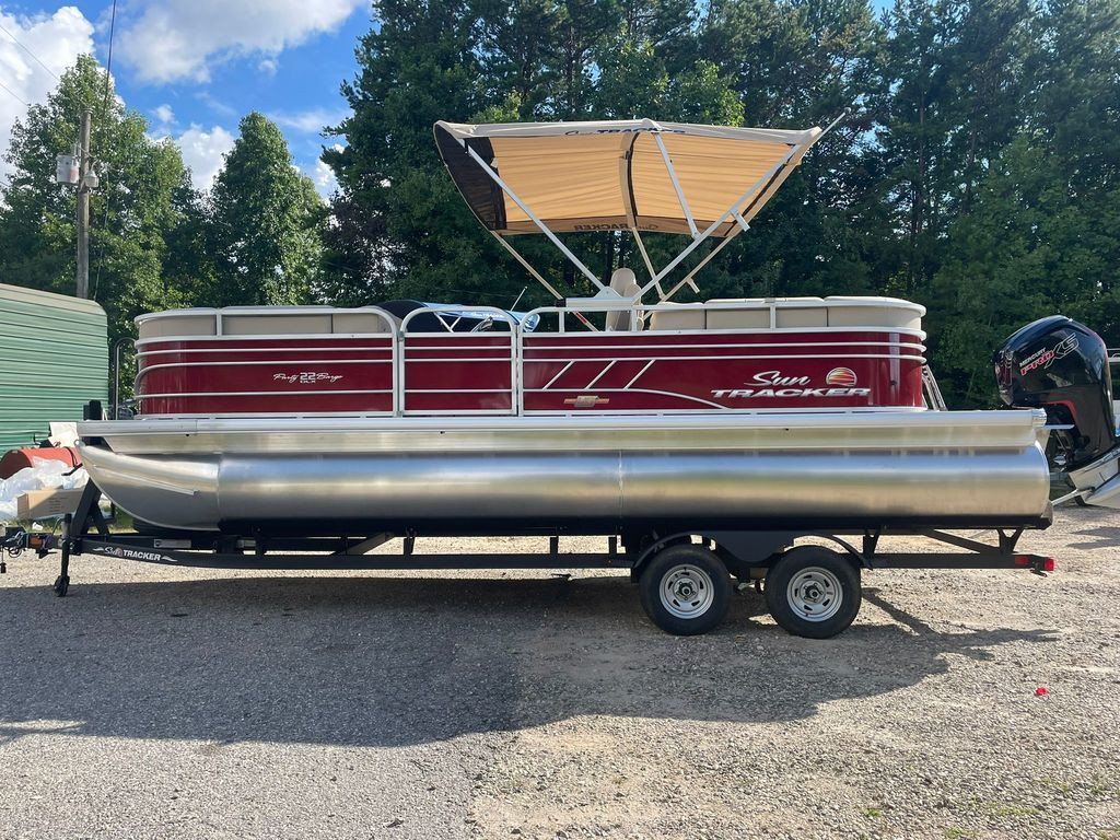 Sun Tracker Party Barge® 22 DLX