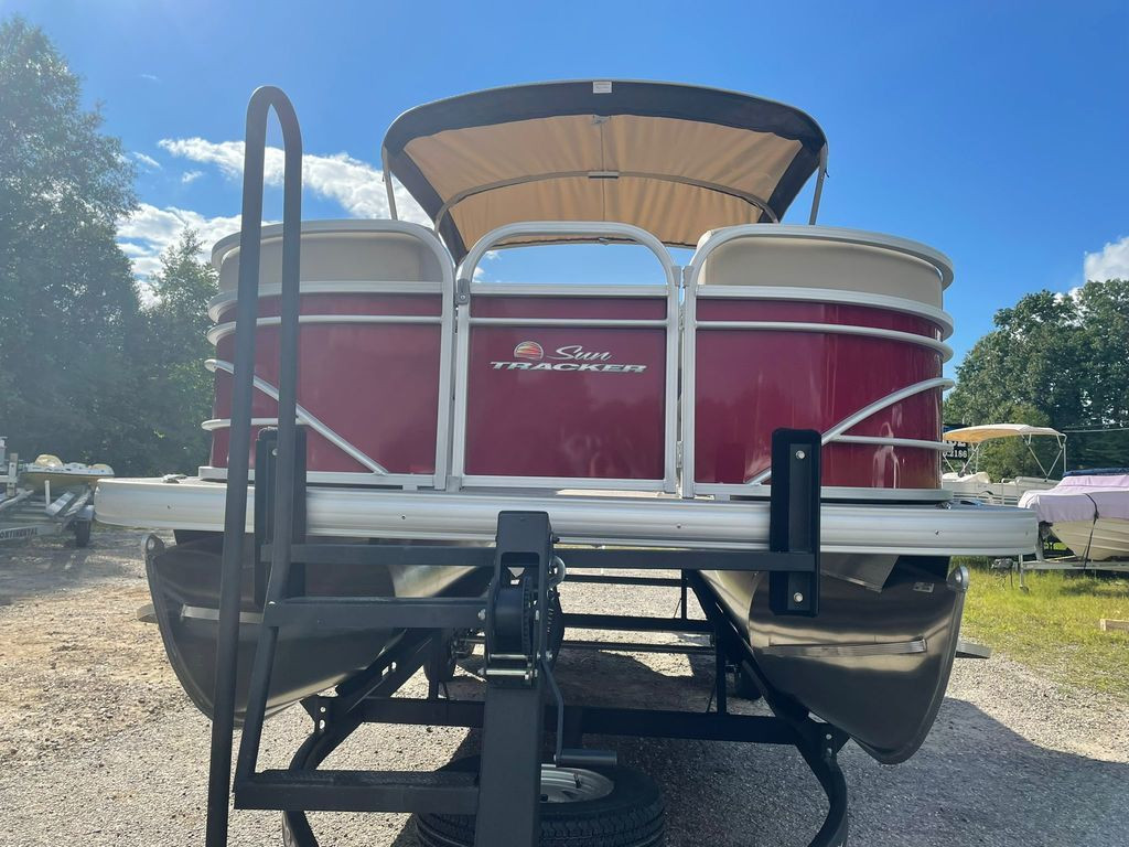 Sun Tracker Party Barge® 22 DLX
