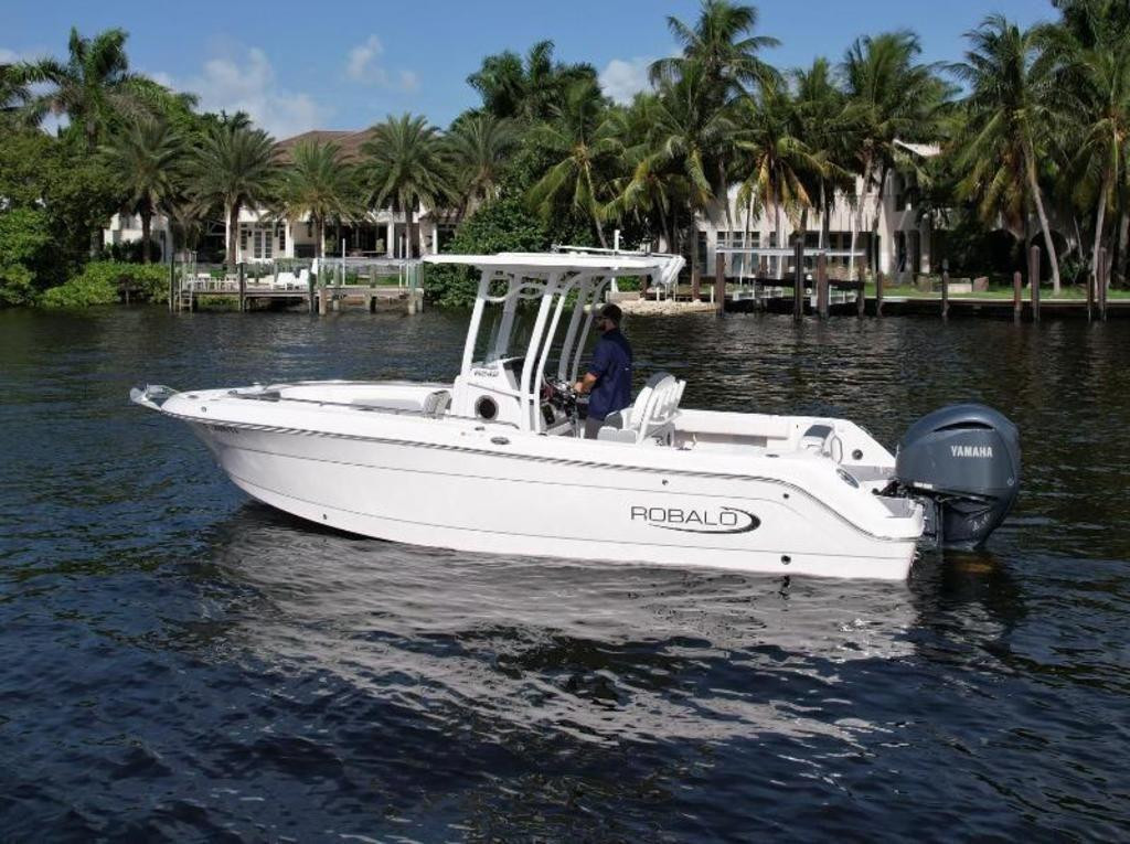 Robalo R242 Explorer