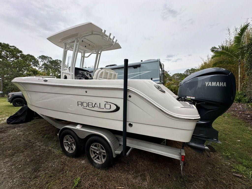 Robalo R242 Explorer