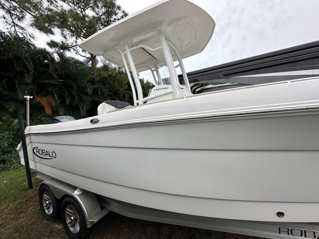 Robalo R242 Explorer