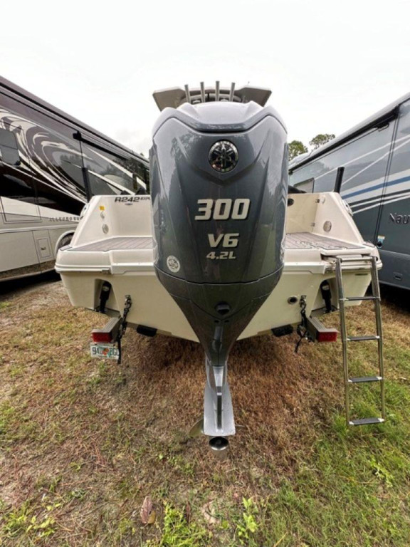 Robalo R242 Explorer