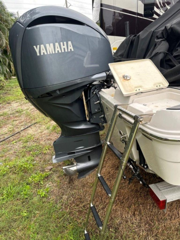 Robalo R242 Explorer