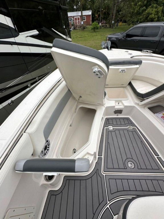 Robalo R242 Explorer