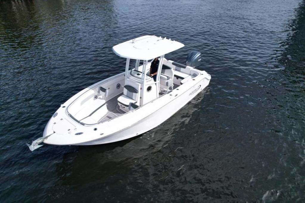 Robalo R242 Explorer
