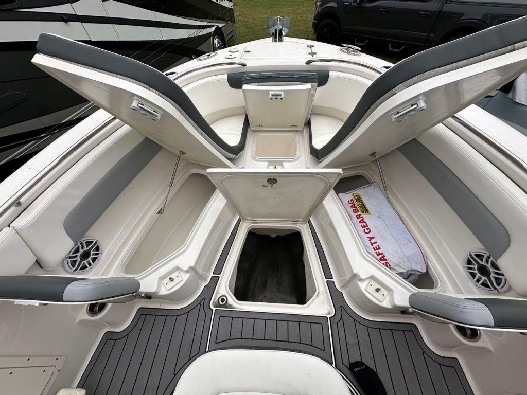 Robalo R242 Explorer