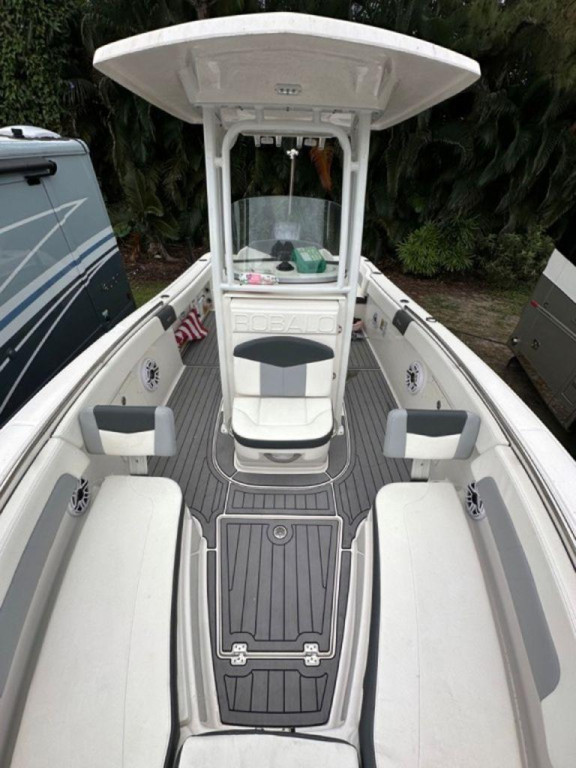 Robalo R242 Explorer