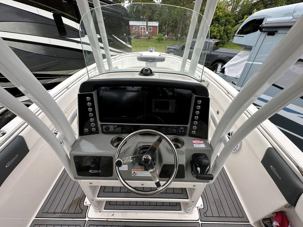 Robalo R242 Explorer
