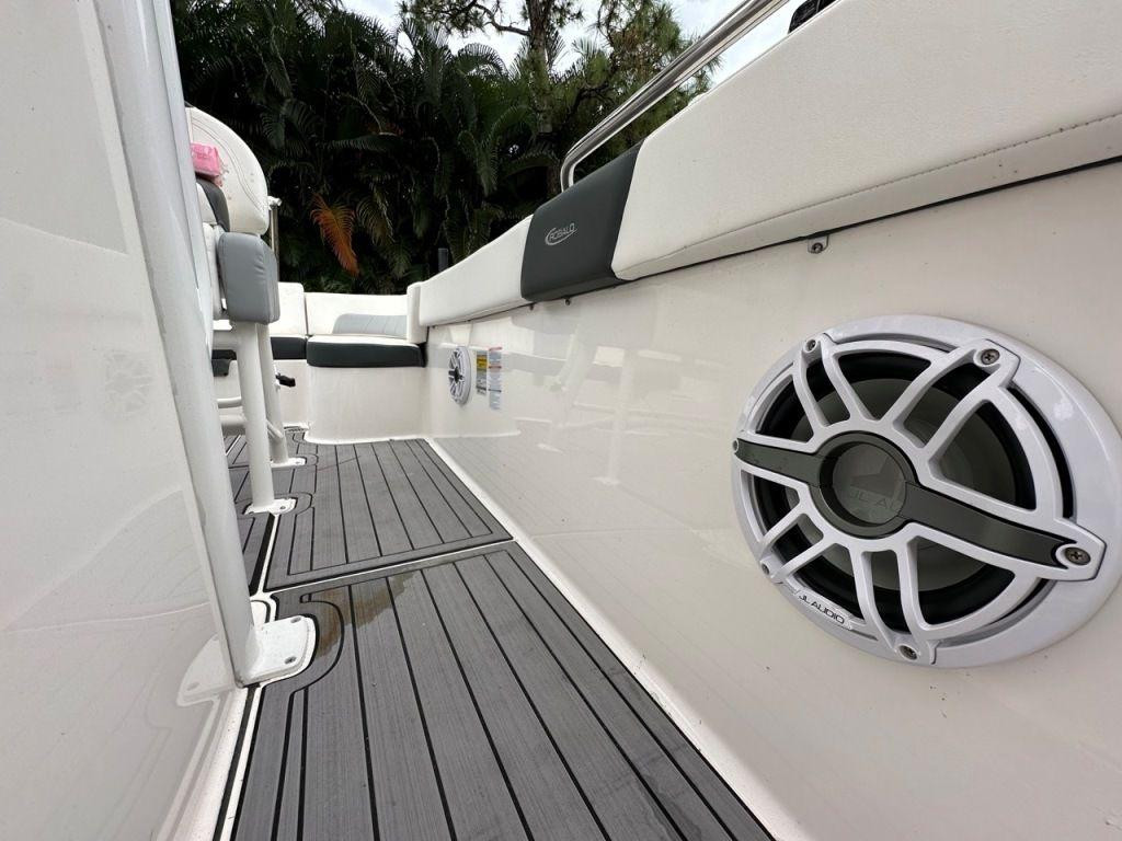 Robalo R242 Explorer