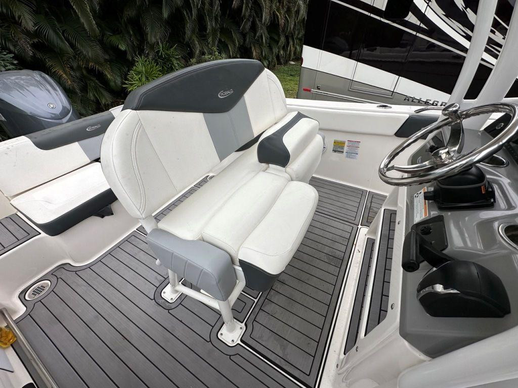 Robalo R242 Explorer
