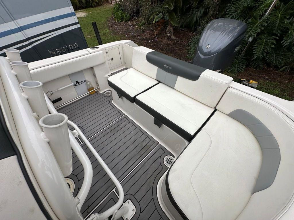 Robalo R242 Explorer