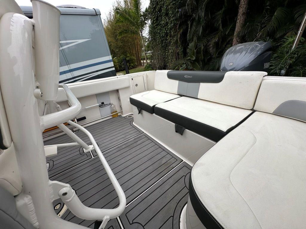 Robalo R242 Explorer