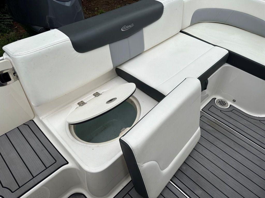 Robalo R242 Explorer