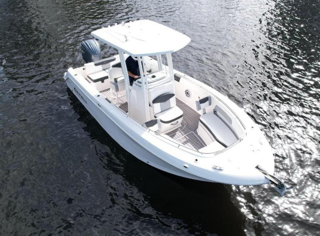 Robalo R242 Explorer