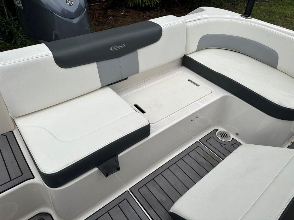 Robalo R242 Explorer