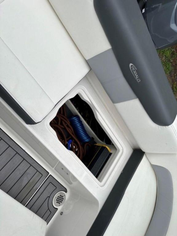 Robalo R242 Explorer