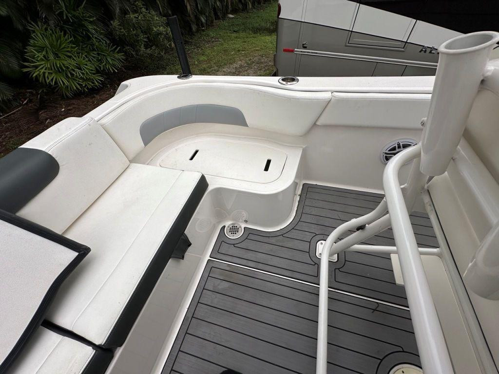 Robalo R242 Explorer