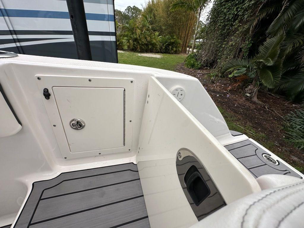 Robalo R242 Explorer