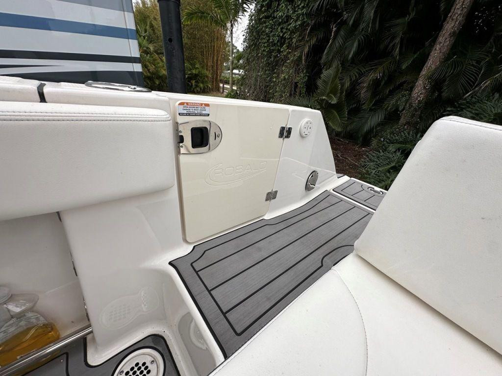 Robalo R242 Explorer