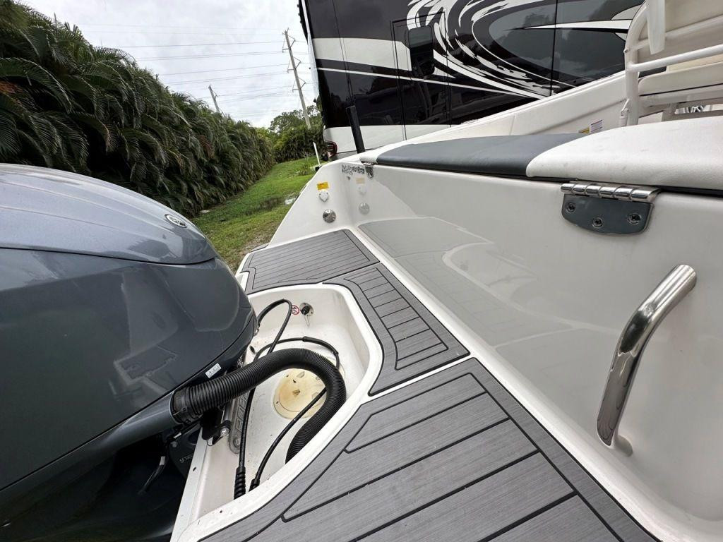 Robalo R242 Explorer