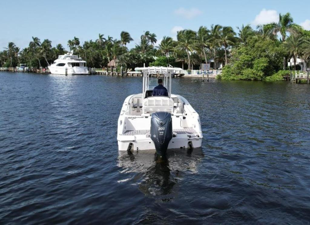 Robalo R242 Explorer