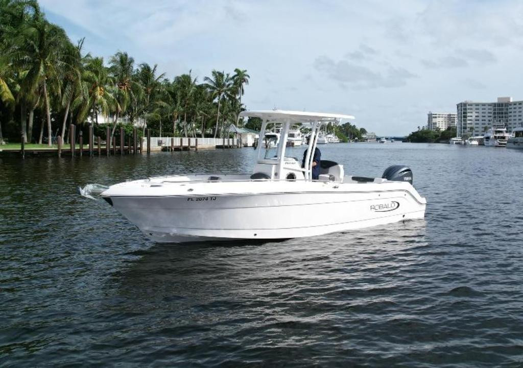 Robalo R242 Explorer
