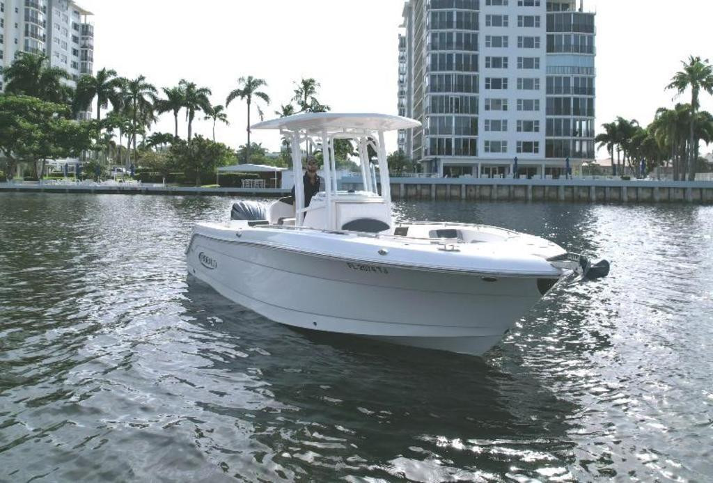 Robalo R242 Explorer