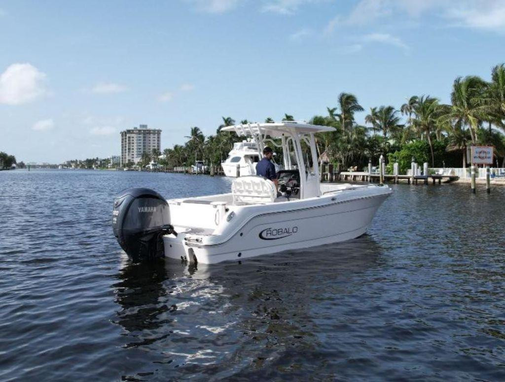 Robalo R242 Explorer