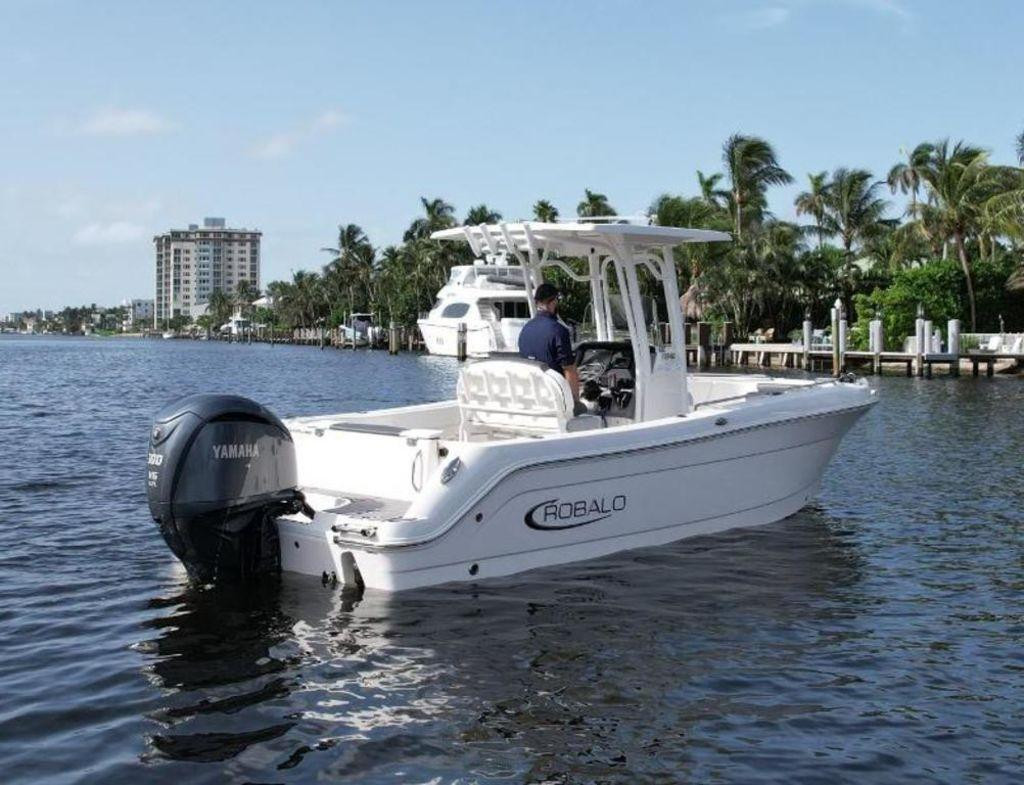 Robalo R242 Explorer