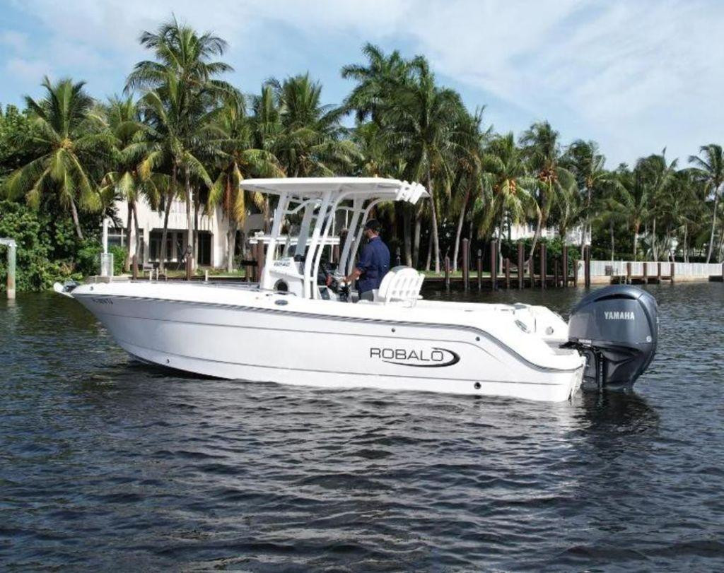 Robalo R242 Explorer