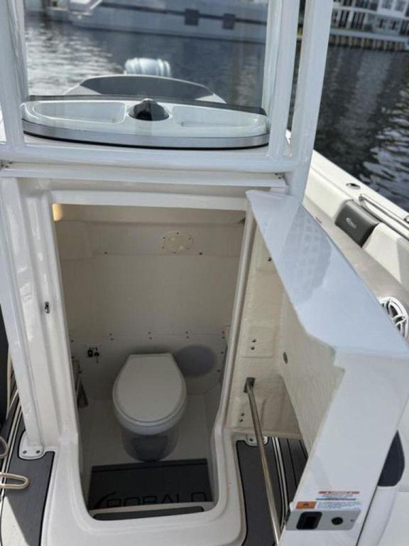 Robalo R242 Explorer