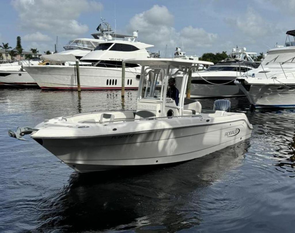 Robalo R242 Explorer