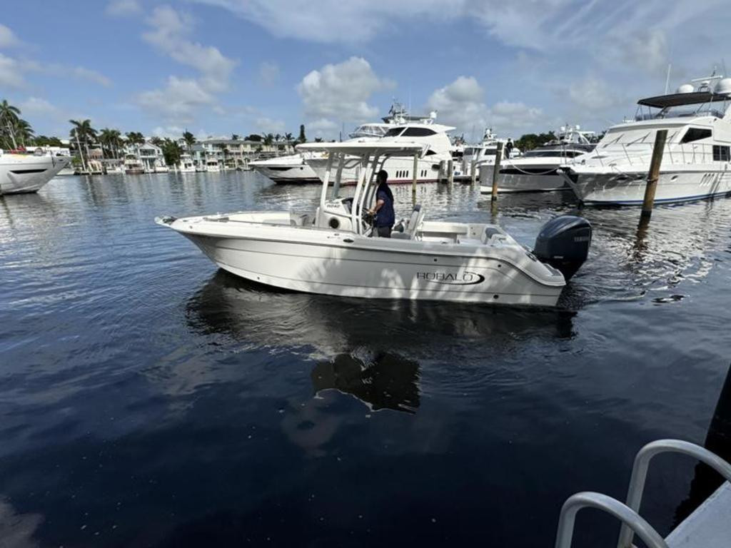 Robalo R242 Explorer