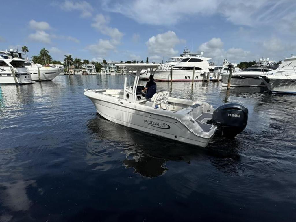Robalo R242 Explorer