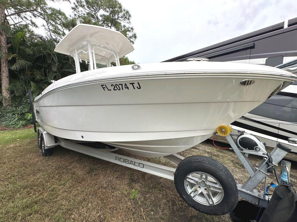Robalo R242 Explorer