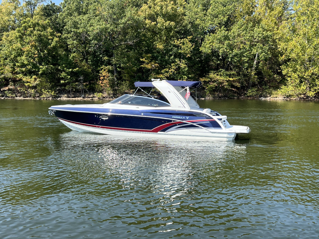 Formula 330 Bow Rider