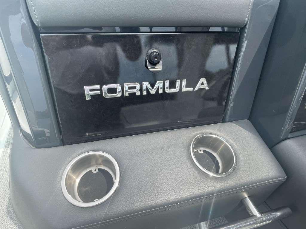 Formula 330 Bow Rider