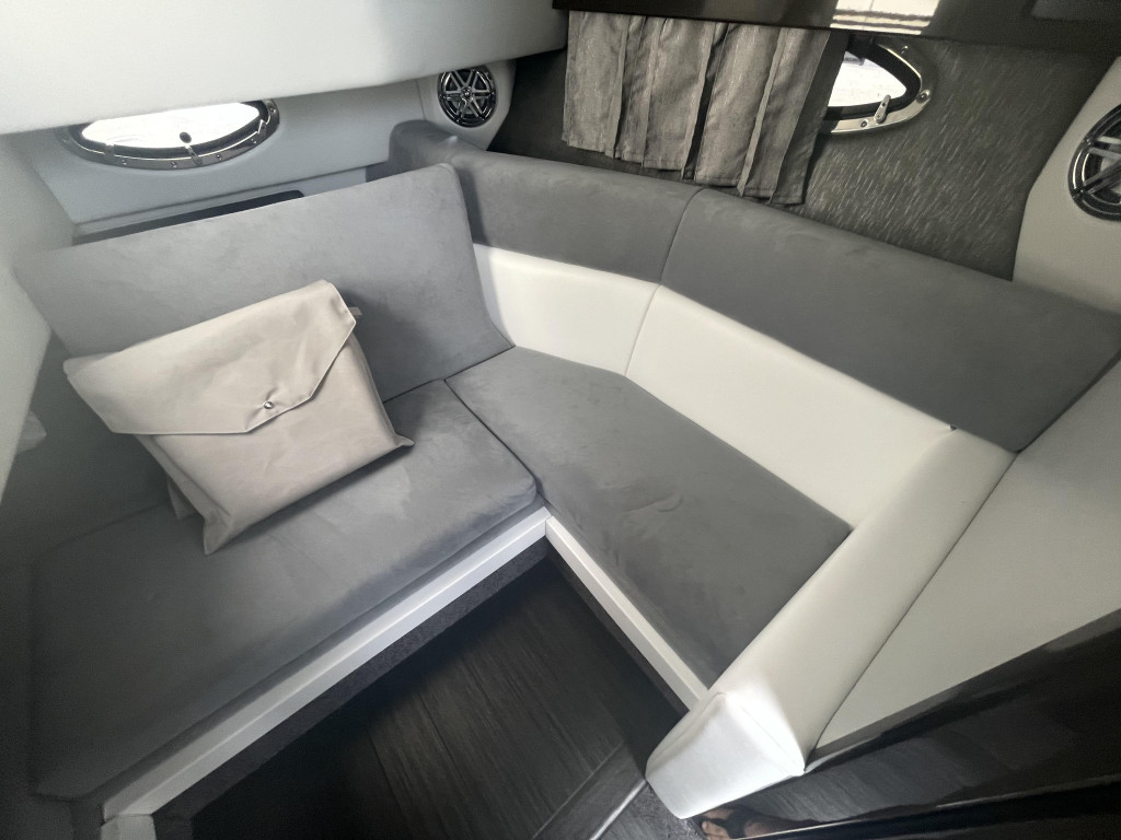 Formula 330 Bow Rider