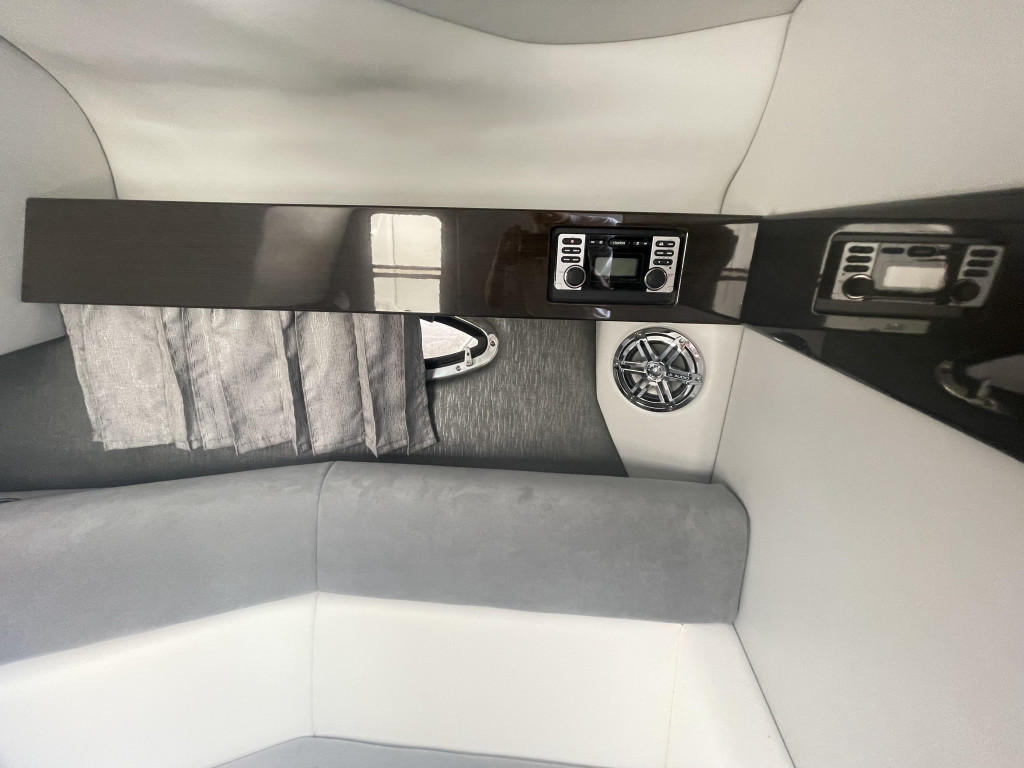 Formula 330 Bow Rider