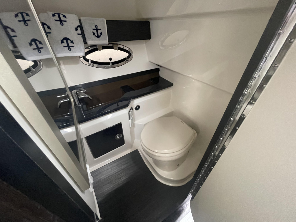 Formula 330 Bow Rider