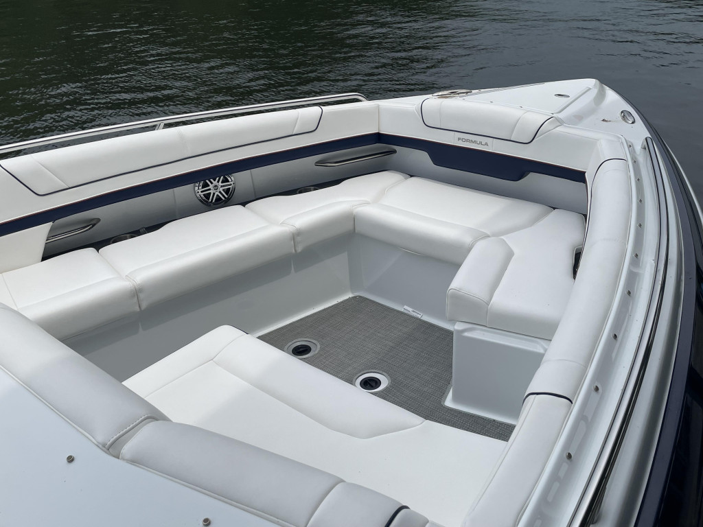 Formula 330 Bow Rider