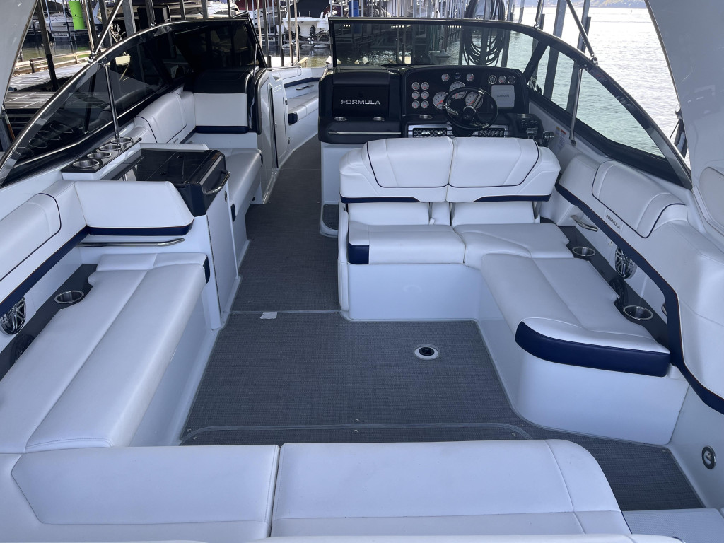 Formula 330 Bow Rider