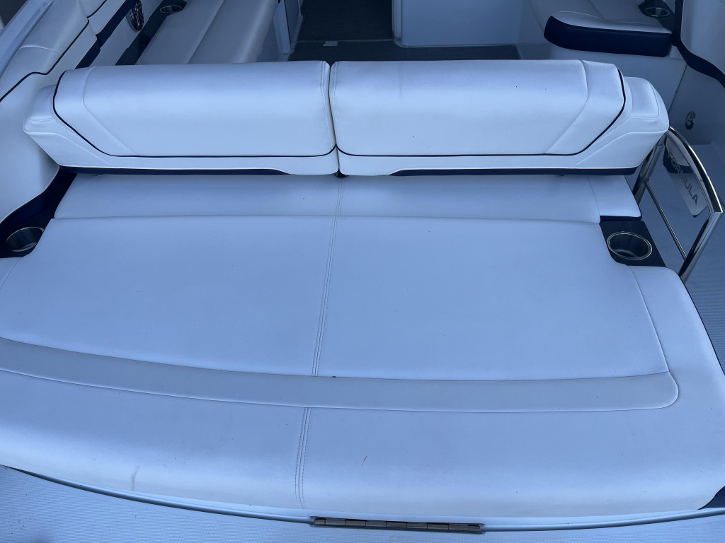 Formula 330 Bow Rider