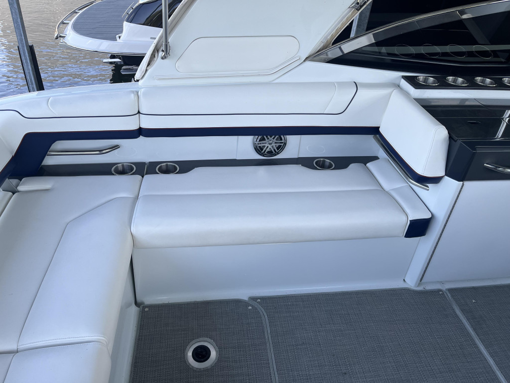 Formula 330 Bow Rider