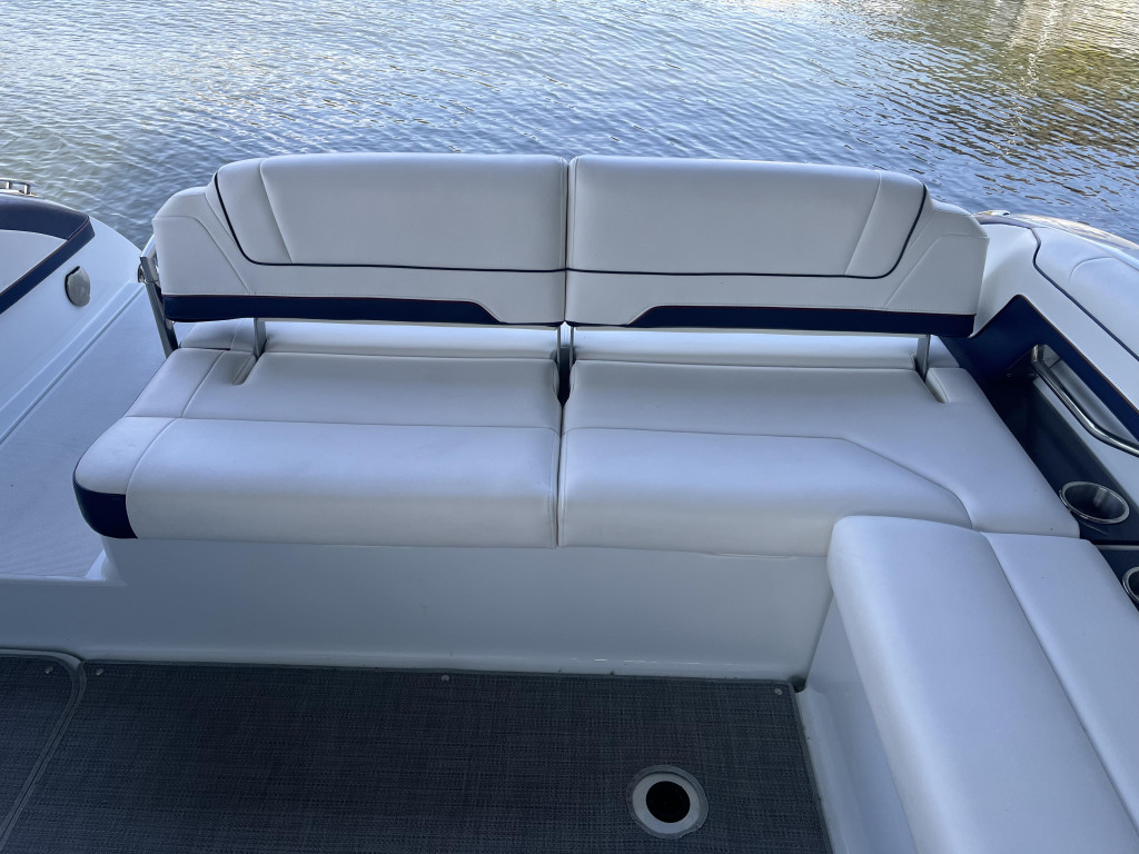 Formula 330 Bow Rider