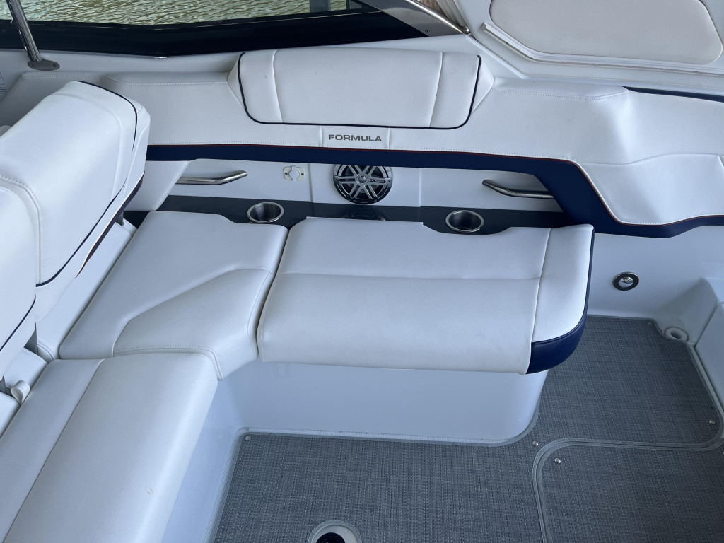 Formula 330 Bow Rider