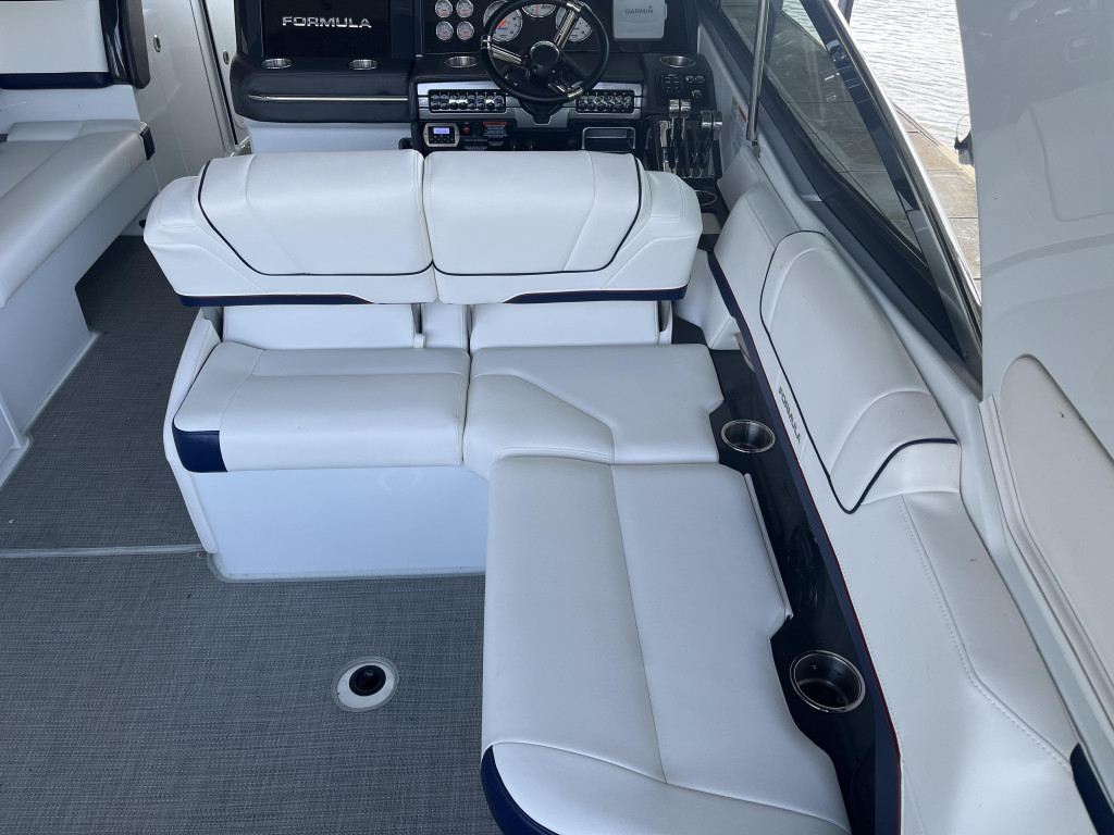 Formula 330 Bow Rider