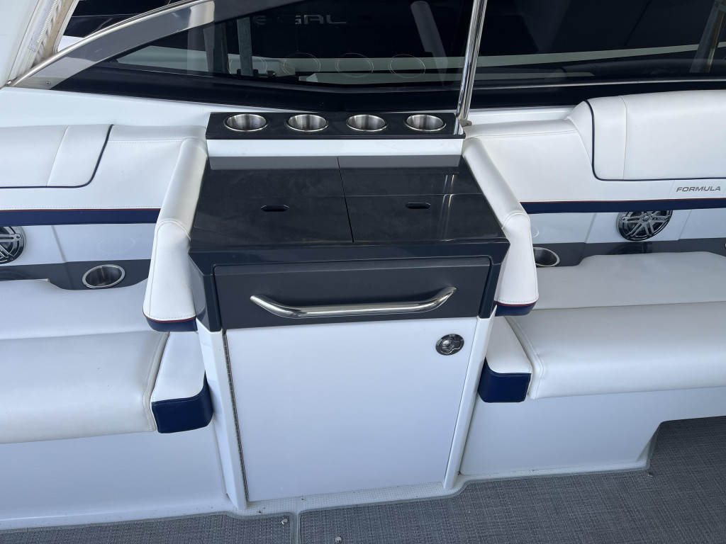 Formula 330 Bow Rider